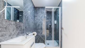 Habitación básica doble, no fumadores, baño compartido | Baño | Ducha, secador de pelo, toallas y jabón