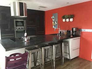 Fridge, microwave, coffee/tea maker, toaster - L'Enclume, the forger's lodges (Les Garennes sur Loire)