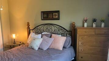 2 bedrooms, iron/ironing board, WiFi, bed sheets