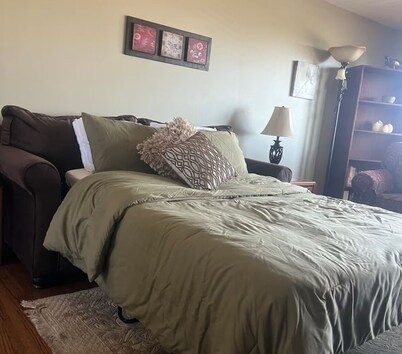 Niagara Falls is only 30minutes away.Airport 4 min away. Family & pet friendly!