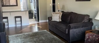 Niagara Falls is only 30minutes away.Airport 4 min away. Family & pet friendly!