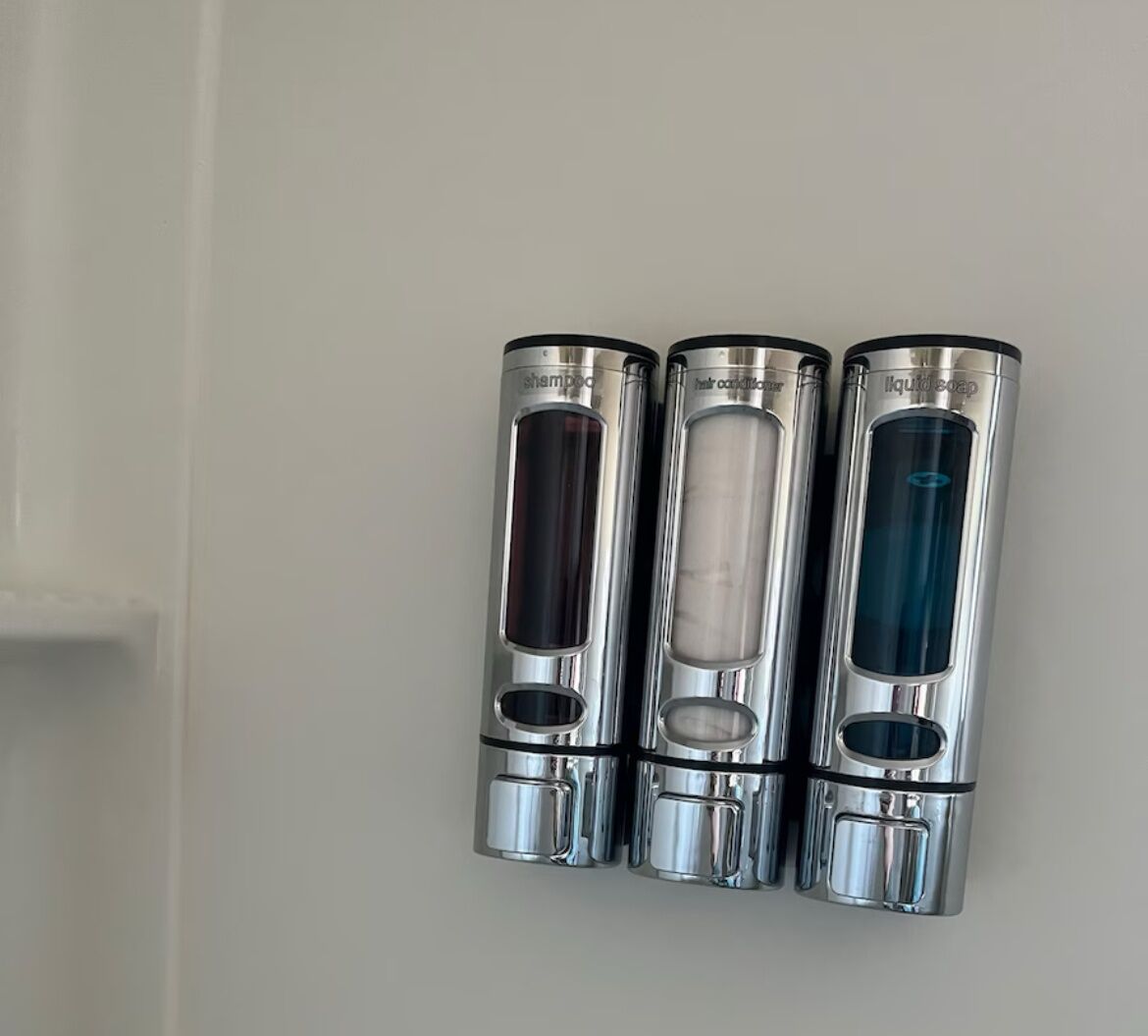 Trois récipients cylindriques fixés à un mur.