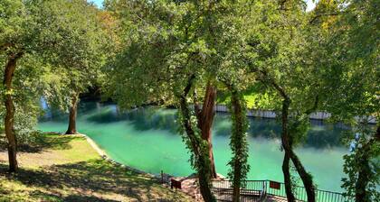 NEW* Upgraded waterfront Comal River Condo C203 : Free Tubes with Rental!