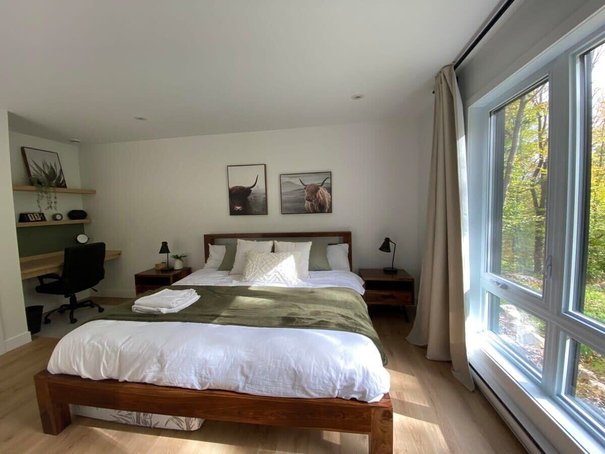 4 bedrooms, desk, iron/ironing board, WiFi