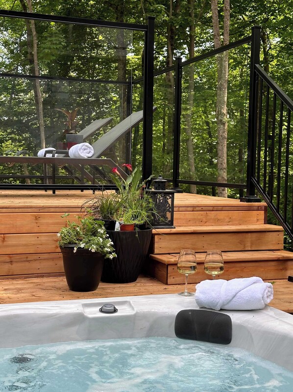 Outdoor spa tub