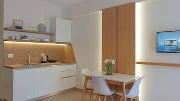 Departamento, vista al mar | Cocina privada | Refrigerador, parrilla de estufa, tostadora y utensilios de cocina