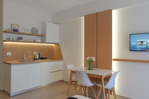 Apartamento, vista para o mar | Cozinha privada | Geladeira, cooktop, torradeira, talheres/pratos/utensílios de cozinha