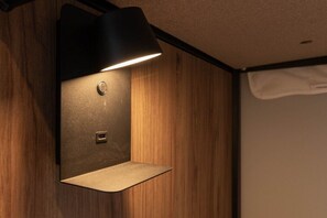 Un luminaire mural doté d’un interrupteur et d’un bouton de réglage.