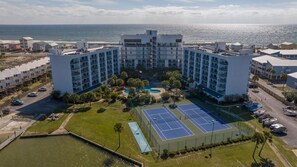 Un hôtel doté d’une cour intérieure, de plusieurs courts de tennis et d’un espace piscine.