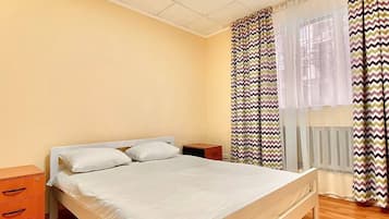 Habitación económica | Cortinas opacas, tabla de planchar con plancha, wifi gratis