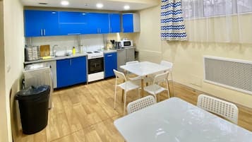 Lemari es besar, microwave, kompor, dan penggorengan