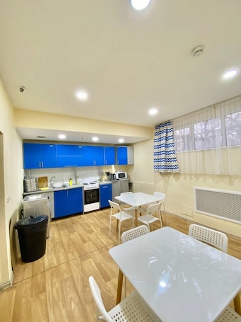 Refrigerador con freezer, microondas, placa de cocina, plancha de cocina