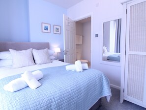 5 bedrooms, iron/ironing board, free WiFi, bed sheets - Newquay Escape: 5 ensuite bedrooms & Parking - Simply Check In (Newquay)