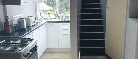 冰箱、微波炉、烤箱、炉灶