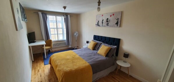 1 soverom, skrivebord, strykejern/-brett og wi-fi