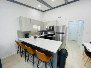 Een koelkast, een magnetron, een oven, een kookplaat