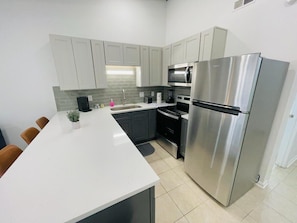 Frigorífico, microondas, horno y placa de cocina
