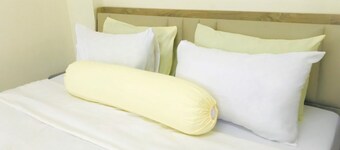 Private room Large bed, en-suite bathroom, Kitchen, parking, near night bazaar.
