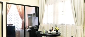 Private room Large bed, en-suite bathroom, Kitchen, parking, near night bazaar.