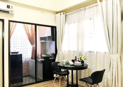 Private room Large bed, en-suite bathroom, Kitchen, parking, near night bazaar.