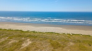A beach with a clear view of the ocean and sandy shore. - Haven House on Copalis Beach Near Ocean Shores (Copalis Beach)