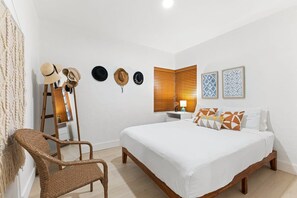 1 habitación, escritorio, tabla de planchar con plancha y cuna de viaje 