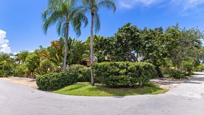 A residential street with palm trees and manicured bushes. - Victoria Park - Apartment 1721 (Fort Lauderdale)