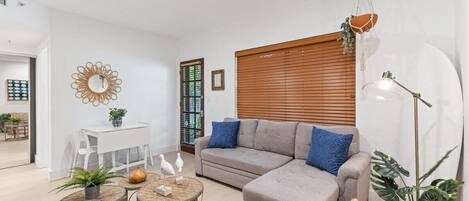 Una televisión, una oficina