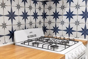 Kühlschrank, Ofen, Herdplatte, Wasserkocher mit Kaffee-/Teezubehör