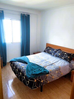 3 bedrooms, travel cot, free WiFi, bed sheets - Apartment close to the beach (València)
