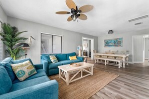 Una televisión, una chimenea