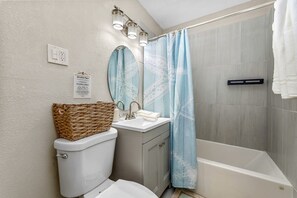 Dusche, Haartrockner, Handtücher, Shampoo