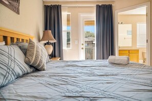3 bedrooms, iron/ironing board, WiFi, bed sheets - Comfortable 3BR townhouse w/ pvt patio (Davenport)