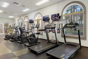 Fitness facility - Comfortable 3BR townhouse w/ pvt patio (Davenport)