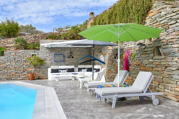 Outdoor pool - Fantastic villa with a pool & large outdoor space for sunbathing & dining (Kéa)