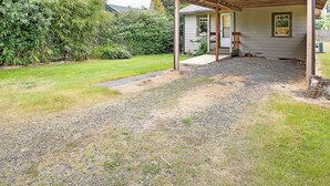 A covered outdoor area with a gravel path leading to a house. - Crabbin Cabin Westport (Westport)