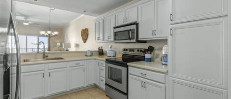 ثلاجة، ميكروويف، فرن، موقد طهي مسطح