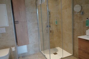 Haartrockner, Handtücher, Seife, Shampoo