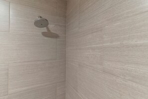 Douche, sĂšche-cheveux, serviettes fournies, savon