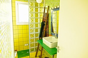 Regadera y papel de baño 