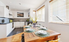 House - Seaview Heights - two Bedroom two Bathroom Loft Style Apartment Direct Distant sea Views - Fast Wifi (Brighton)