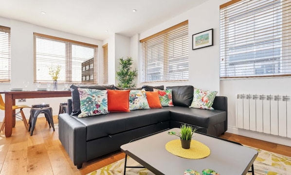 House | 2 bedrooms - Seaview Heights - two Bedroom two Bathroom Loft Style Apartment Direct Distant sea Views - Fast Wifi (Brighton)