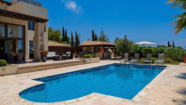 A swimming pool with a sun terrace, outdoor seating, and a lifebuoy. - Villa 148 - Lofou in Kouklia (Kouklia)