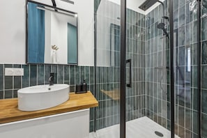 Dusche, Haartrockner, HandtĂŒcher, Seife
