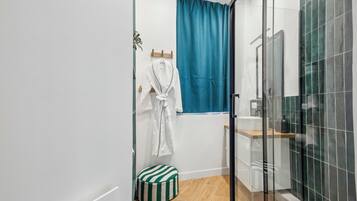 Een douche, een haardroger, handdoeken, zeep
