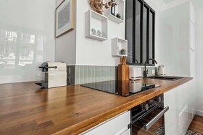 Frigorífico, microondas, horno y placa de cocina