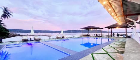 Piscine extérieure, parasols, chaises longues