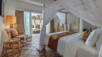 Villa | Een kluis op de kamer, individueel gemeubileerd, een bureau