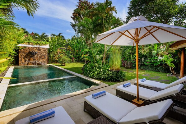 6 outdoor pools, pool umbrellas, sun loungers - Hevea Villas (Seminyak)