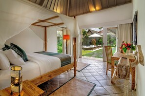 Hevea Villa 2 Bedroom | Safe på rommet, individuelt innredet, skrivebord og blendingsgardiner